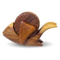 طقم قواعد أكواب خشبية بنية اللون مكون من أربع قواعد دائرية داخل حامل على شكل سمكة على خلفية بيضاء. - view 1