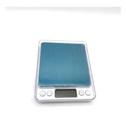 ميزان مطبخ ديجيتال فضي وبلاستيك شفاف مع سطح وزن معدني أزرق وشاشة LCD صغيرة على خلفية بيضاء. - view 1