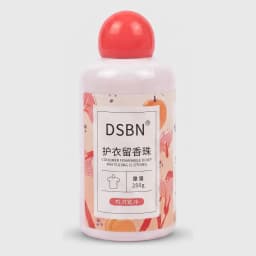 عبوة بلاستيك بيضاء بغطاء أحمر قبة، تحتوي على 250 جرام حبيبات معطر غسيل، على خلفية بيضاء. - view 1