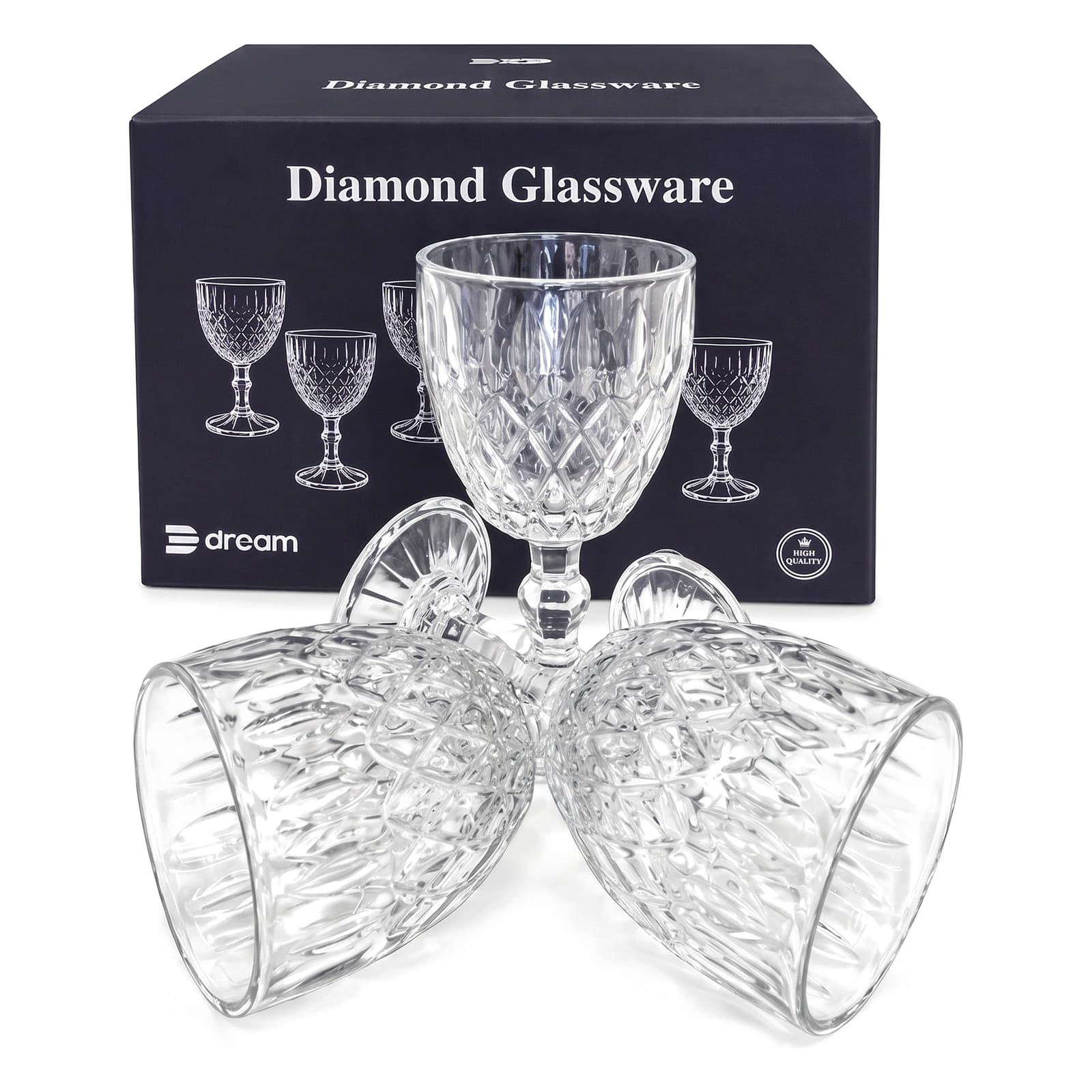 كوبايات زجاج شفافة بنقشة ماسات، ثلاثة واقفين وثلاثة مائلين، أمام صندوق أزرق غامق.