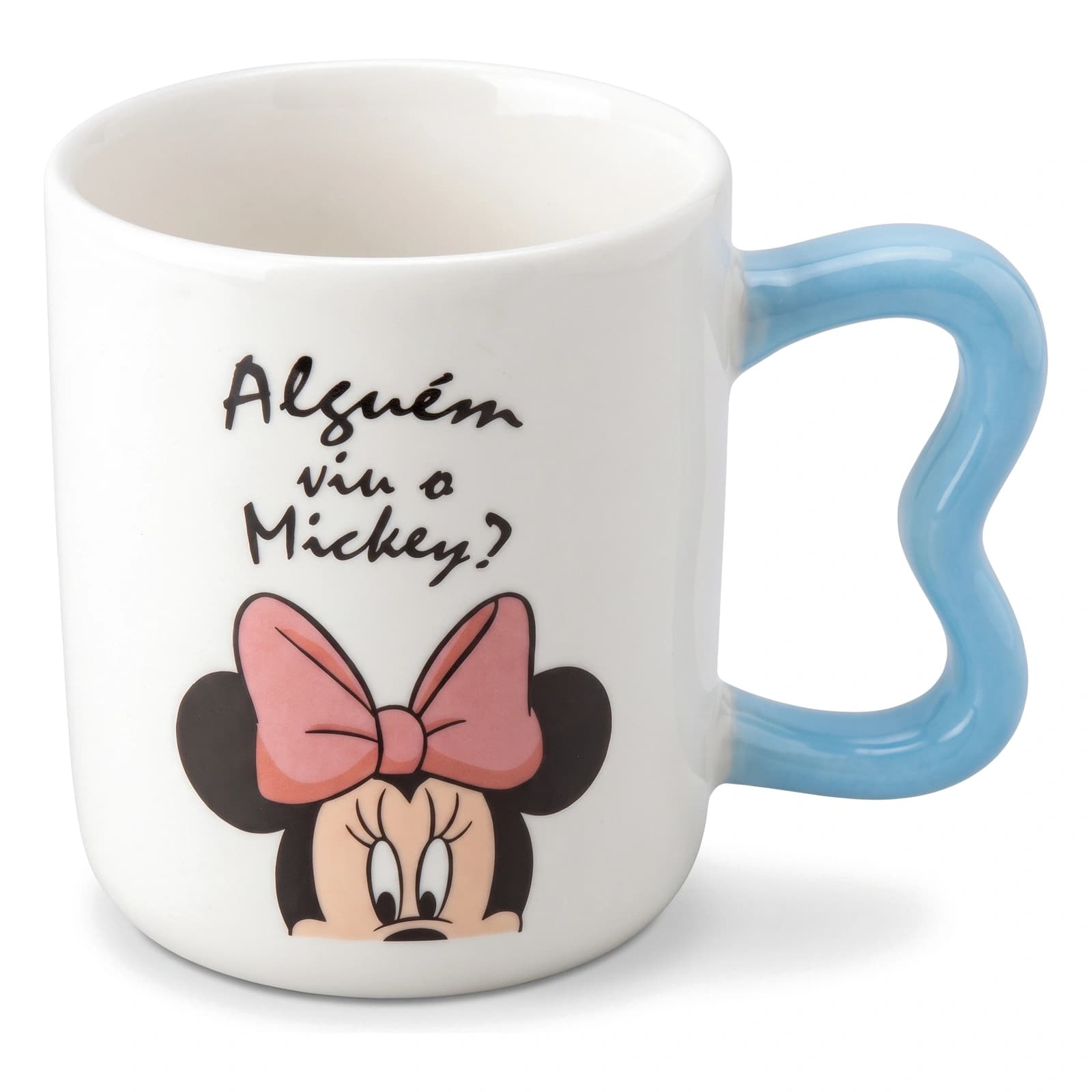 كوب سيراميك أبيض عليه وش ميني ماوس وفيونكة بينك وكلام 'Alguém viu o Mickey?'، مع يد زرقاء متموجة.