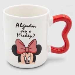 كوب سيراميك أبيض بتصميم وجه ميني ماوس وعبارة 'Alguém viu o Mickey?'، مع يد حمراء مموجة على خلفية بيضاء. - view 1