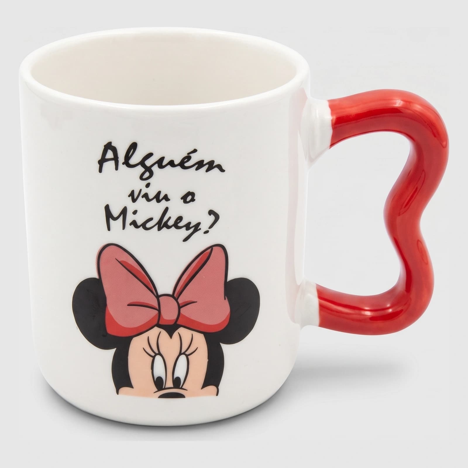 كوب سيراميك أبيض بتصميم وجه ميني ماوس وعبارة 'Alguém viu o Mickey?'، مع يد حمراء مموجة على خلفية بيضاء.